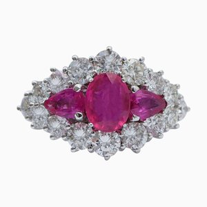 Anillo de oro blanco de 18 kt con rubíes y diamantes