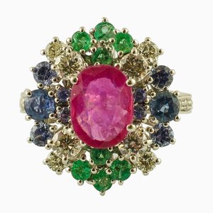 Cluster-Ring aus 18 Karat Weißgold mit zentralem Rubin, Diamanten, Smaragden und blauen Saphiren