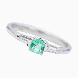White Gold Ring with Emerald and Diamonds