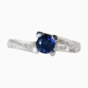 Solitärring aus Weißgold mit blauem Saphir und Diamanten