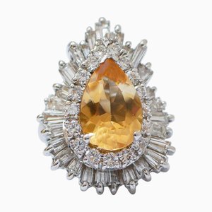 Ring aus Weißgold mit Topas und Diamanten