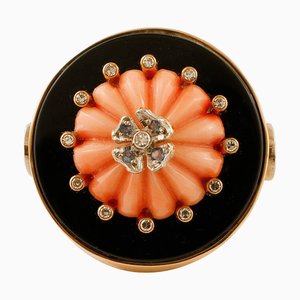 Gelbgoldener Ring mit Onyx und Koralle und Diamanten