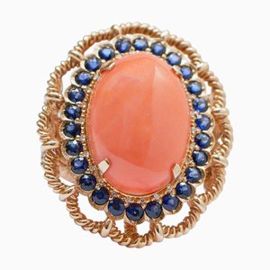 Ring aus Roségold mit großer Koralle und Saphiren