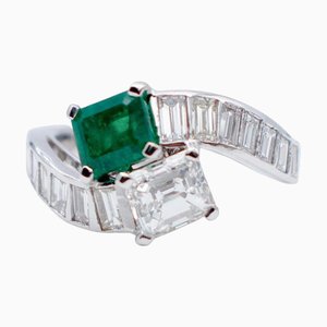 Contrarié Ring aus 18 Karat Weißgold mit Smaragd und Diamanten
