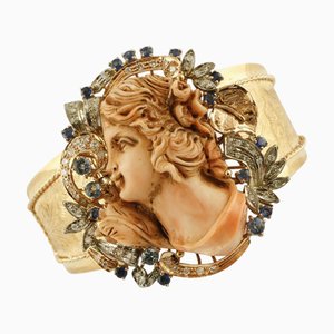 Graviertes Gesicht auf rosa Korallenarmband