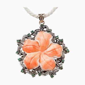 Collar con colgante de oro rosa y plata con coral, esmeraldas y diamantes