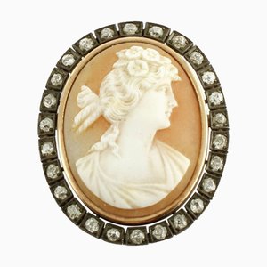Geschnitzte Kameenbrosche aus Roségold und Silber mit Diamanten