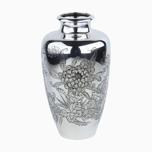 Silberne Vase mit Chrysanthemengravur von Mitsumura, Japan, 20. Jahrhundert