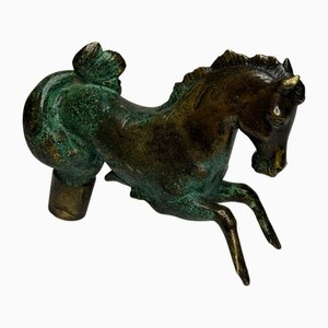 Kleiner Pferdebrunnen aus patinierter Bronze in Türkis