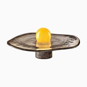 Gelbe Glaskugel auf wirbelndem Sockel aus rauchgrauem marmoriertem Glas von Aina Kari