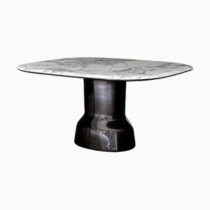Musa 200 Ombra Seidenlack Tisch mit schwarzem Gestell aus Marmor von Casa Casati