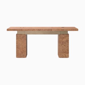 Escritorio de madera natural texturizada con detalles de metal bronce de Ultramobili