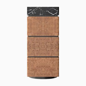 Mueble de madera nudosa en castaño con tres columnas de mármol negro de Ultramobili