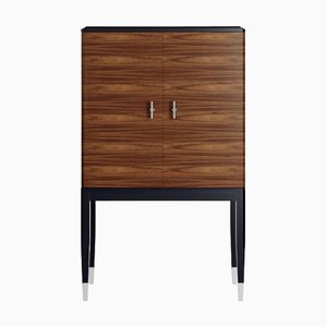 Mueble bar de nogal y patas lacadas en negro mate de Ultramobili