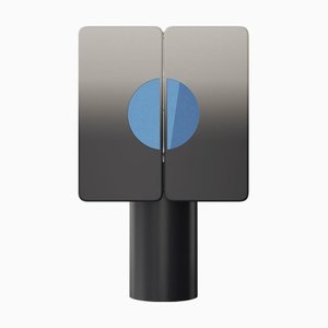 Mueble en negro en azul degradado con dos puertas con base cilíndrica de Ultramobili