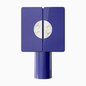 Mueble de cerámica en azul ultramar con dos puertas con base cilíndrica de Ultramobili