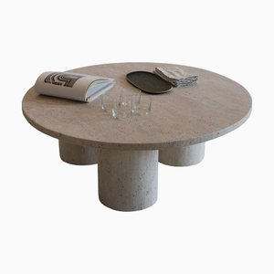Beigefarbener dekorativer niedriger Tripod Couchtisch aus Travertin mit runder Platte von Beije Avenue