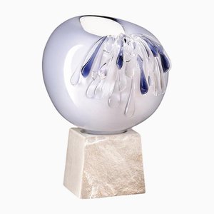 Lámpara decorativa Balloon de vidrio en azul claro con base cuadrada de mármol de Aina Kari