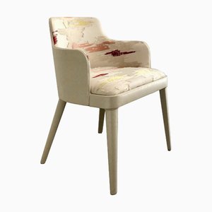 Warm getönter strukturierter Ledersitz und weißer Holzstuhl von Casa Casati