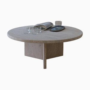Niedriger dekorativer niedriger Couchtisch aus Travertin in gedecktem Beige von Beije Avenue