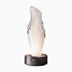 Lampada decorativa in vetro bianco con collana di perle e marmo organico di Aina Kari