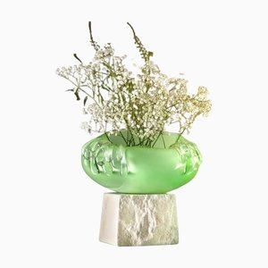 Centre de Table en Verre Vert Vibrant avec Socle en Marbre Blanc Organique par Aina Kari
