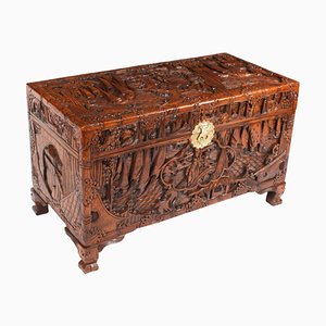 Baule antico in legno di canfora intagliato, Cina, anni '20