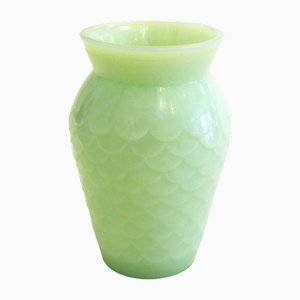 Vaso Mid-Century in opalino verde giada con motivo a squame in rilievo, anni '50