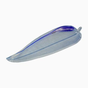 Centro de mesa moderno con forma de hoja de cristal de Murano y pasta de cristal azul de Alfredo Barbini, Venecia, Italia, años 70-80