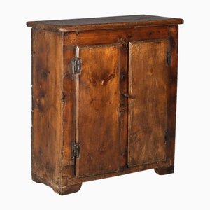 Schrank aus gebeizter Tanne