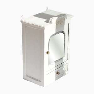 Kleiner antiker Wandschrank im Shabby Chic mit abgeschrägtem Spiegel