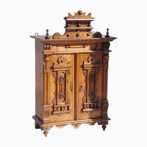 Kleiner gotischer Vintage Holz Wandschrank, 1920er