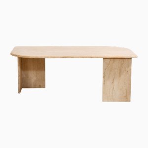 Mesa de centro beige de piedra caliza