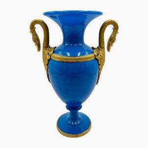 Charles X Vase mit zwei Henkeln aus Opalglas und vergoldeter Bronze