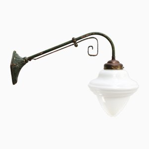 Grüne französische Wandlampe aus Gusseisen und Opalglas