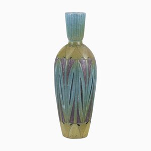 Schweden. Keramikvase mit polychromer Glasur und floralen Motiven von Upsala Ekeby