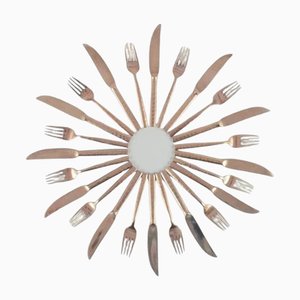 Skandinavisches Tafelservice für 12 Personen aus Gehämmertem Messing, 1970er, 24 Set