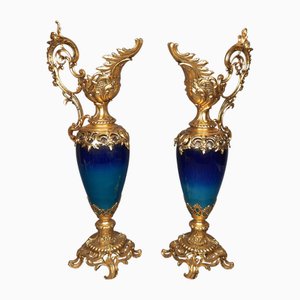 Jarrones de ánfora estilo rococó de cerámica azul y metal dorado, siglo XX. Juego de 2