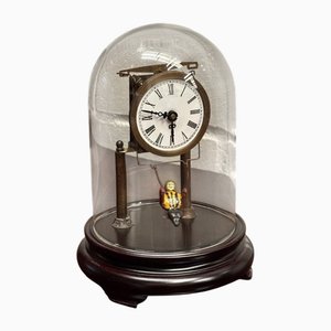 Neuheit Mädchen auf Schaukeluhr unter Kuppel