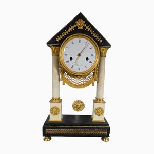 Reloj de pórtico francés de mármol blanco y negro y bronce dorado, de principios del siglo XIX