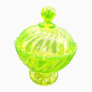 Antike Baccarat Bonbonnière in Uralin