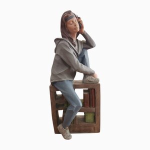 Handgefertigte Frauenfigur am Telefon