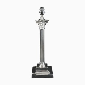 Lámpara de mesa corintia columna de plata, años 80