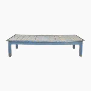 Antiker Couchtisch mit blauer Patina