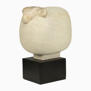 Fanny Baan, Figura de oveja esculpida, 1995, Mármol