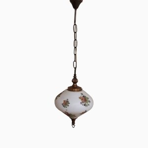 Lámpara colgante vintage de latón y vidrio blanco opaco con decoración de rosas