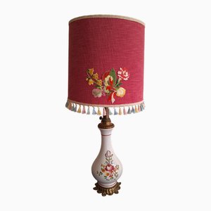 Lámpara de mesa vintage de cerámica blanca y bronce con decoración de flores de colores y pantalla de tela hecha a mano, años 80
