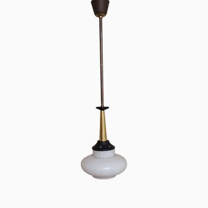 Plafonnier Mid-Century en Laiton et Métal Laqué Noir avec Abat-Jour en Verre Opaque Blanc, 1960s