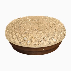 Lámpara de techo vintage con soporte dorado y pantalla de vidrio claro en relieve, años 80