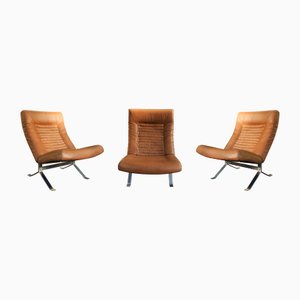 Sillón de cuero marrón claro con estructura de metal cuadrado y correas de Arne Norell Ab, años 70. Juego de 3